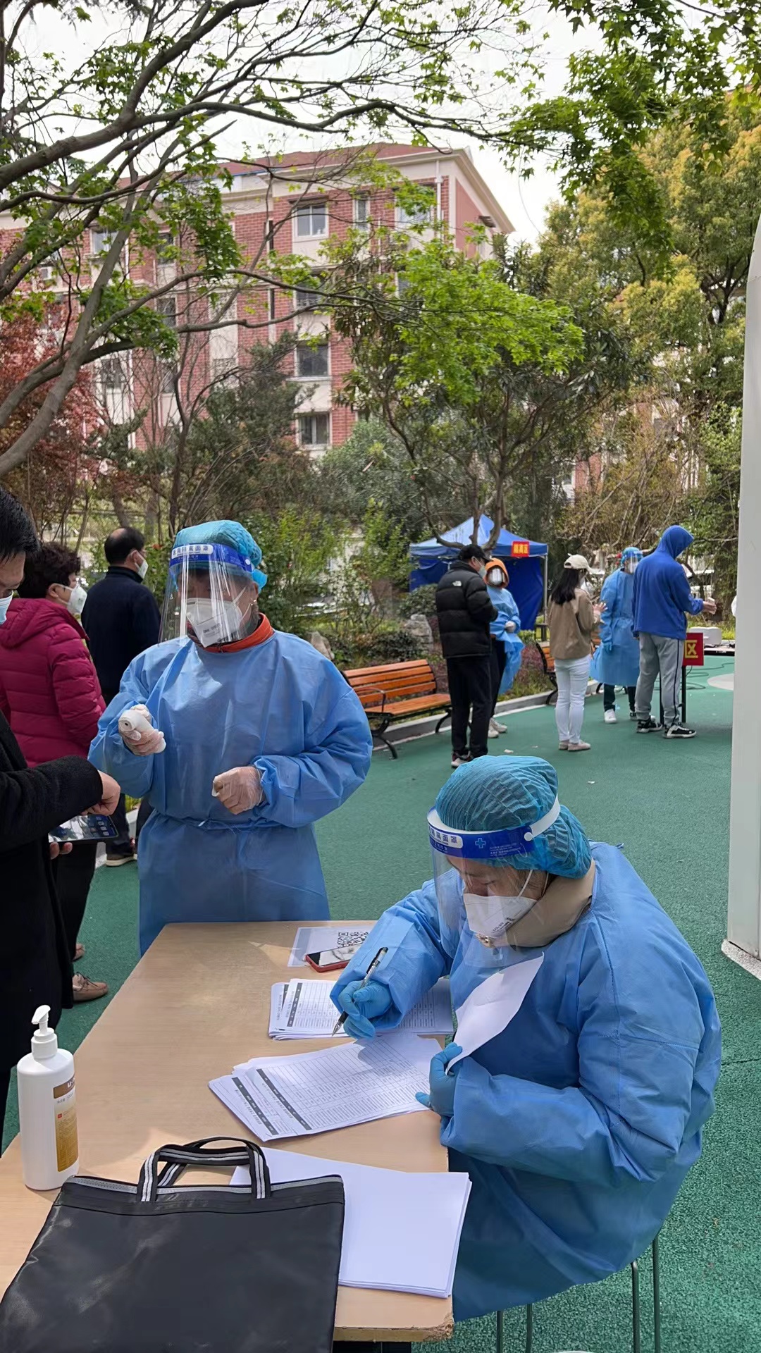 天佑公司龐玲配合社區(qū)開展核酸檢測信息登記