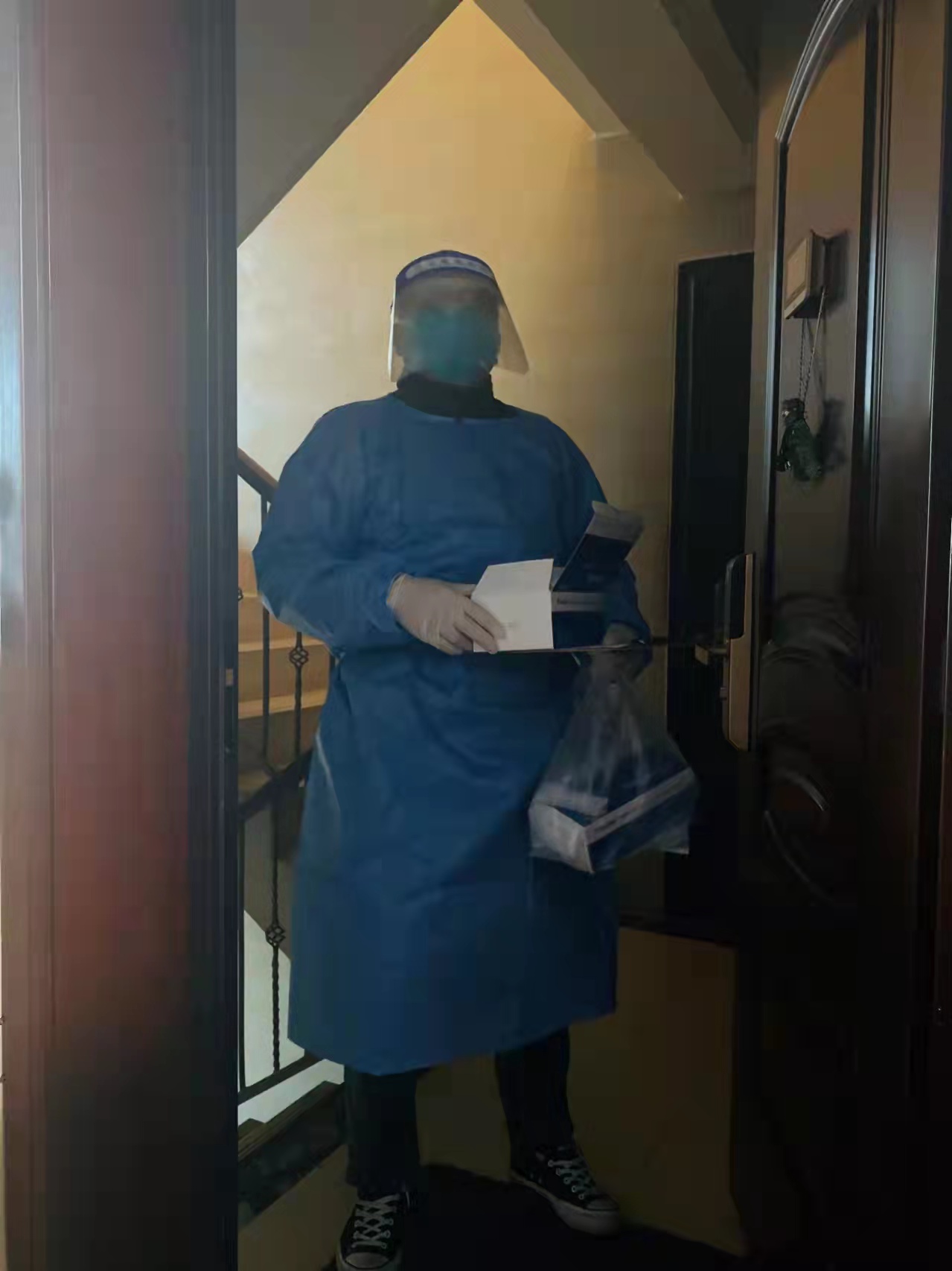 房產(chǎn)公司陳志光在社區(qū)分發(fā)物資