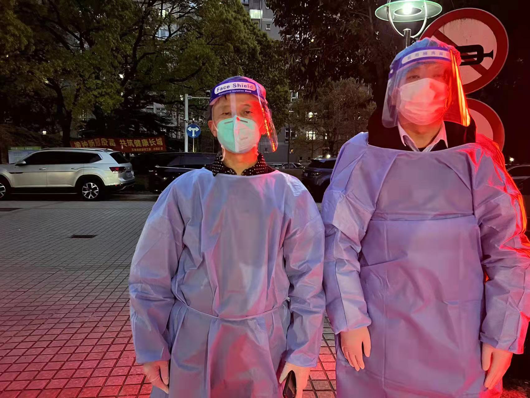 本部劉化景在小區(qū)巡邏，勸返下樓人員；遞送外面來的生活必需品急件到每家門洞，按鈴請業(yè)主下樓來取。