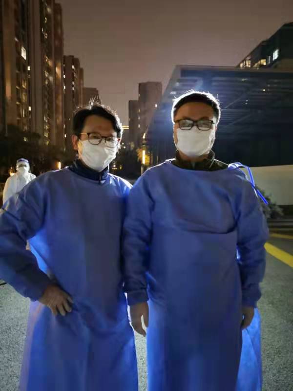 沈昌明小區(qū)巡邏（順便送快遞），勸導居民足不出戶，不出樓棟